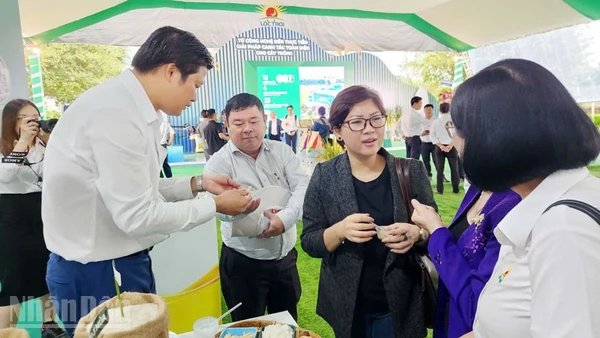 Đại biểu thưởng thức cơm chế biến từ gạo chất lượng cao.