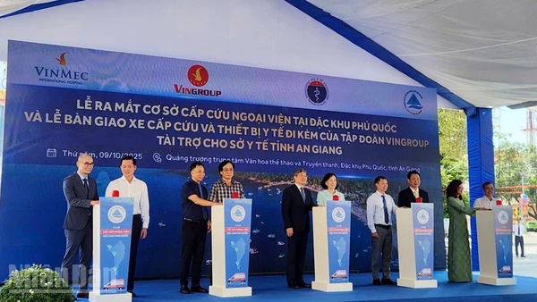 Đại biểu thực hiện nghi thức ra mắt Cơ sở Cấp cứu ngoại viện chuẩn quốc tế đầu tiên tại Việt Nam ở Phú Quốc.