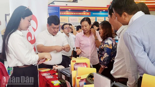 Đại biểu tham quan khu in ảnh công nghệ số do Công ty Cổ phần đầu tư Lê Bảo Minh-Canon tổ chức.