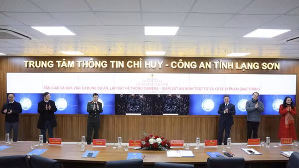 Các đại biểu thực hiện nghi thức và chúc mừng Công an tỉnh Lạng Sơn khánh thành dự án.