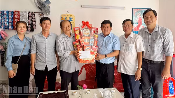Phó Bí thư Tỉnh ủy An Giang, kiêm Bí thư Đảng ủy đặc khu Phú Quốc Đinh Văn Nơi (thứ ba, từ phải qua) thăm, tặng quà gia đình chính sách trên địa bàn đặc khu Phú Quốc. 