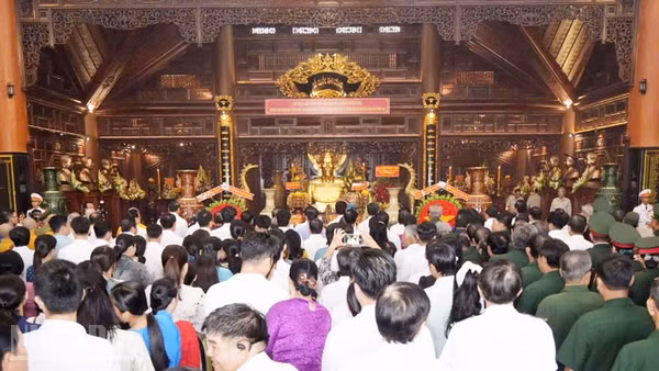 Đại biểu dâng hoa, thắp hương tại Đền tưởng niệm Anh hùng, liệt sĩ và người có công tỉnh An Giang. (Ảnh: PHƯƠNG VŨ)