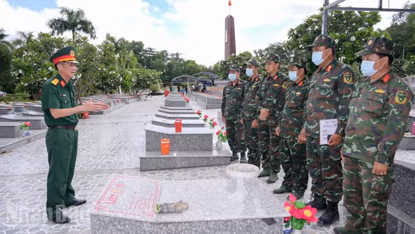 Lãnh đạo Bộ Chỉ huy quân sự tỉnh An Giang quán triệt tinh thần cho Đội lấy mẫu ADN hài cốt liệt sĩ tại Nghĩa trang Liệt sĩ Tri Tôn. (Ảnh: PHƯƠNG VŨ)