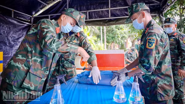 Đội lấy mẫu cẩn thận lấy mẫu hài cốt liệt sĩ chưa xác định được thông tin để phục vụ giám định ADN tại nghĩa trang liệt sĩ tỉnh An Giang, ở phường Rạch Giá.