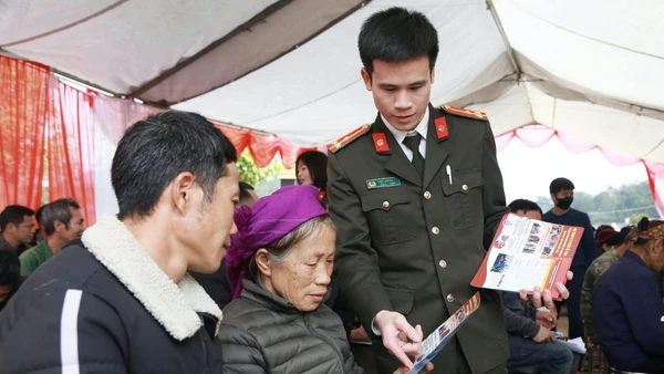 Công an tỉnh Lạng Sơn tuyên truyền pháp luật cho nhân dân trên địa bàn xã Khánh Khê.