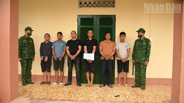 Các đối tượng tổ chức cho người khác nhập cảnh trái phép bị bắt giữ tại đồn Biên phòng Bảo Lâm, tỉnh Lạng Sơn.