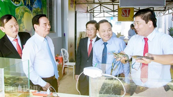 Đại tướng Lê Hồng Anh, nguyên Ủy viên Bộ Chính trị, nguyên Thường trực Ban Bí thư Trung ương Đảng, nguyên Bộ trưởng Công an về dự Đại hội đại biểu Đảng bộ xã Vĩnh Bình.