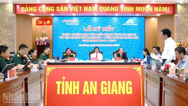 Quang cảnh buổi ký kết.