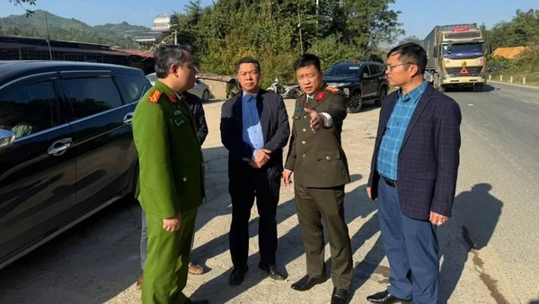 Lãnh đạo Ủy ban nhân dân tỉnh và Công an tỉnh Lạng Sơn kiểm tra hiện trường vụ tai nạn.