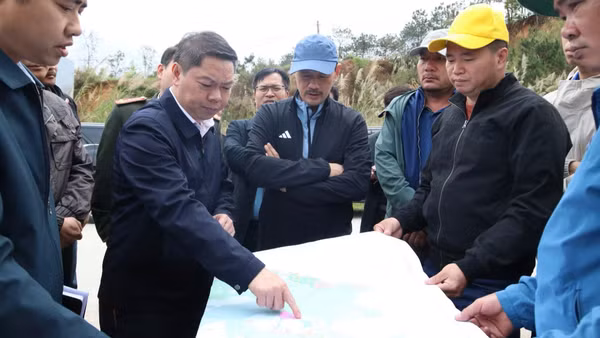 Đoàn công tác của tỉnh Lạng Sơn và Tập đoàn Sun Group khảo sát thực địa, rà soát phương án hướng tuyến cáp treo tại khu vực chân núi Mẫu Sơn.
