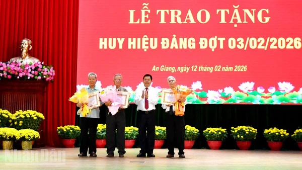 Ủy viên Trung ương Đảng, Bí thư Tỉnh ủy An Giang Nguyễn Tiến Hải trao Huy hiệu Đảng cho các đồng chí cao niên tuổi Đảng. (Ảnh: PHƯƠNG VŨ).