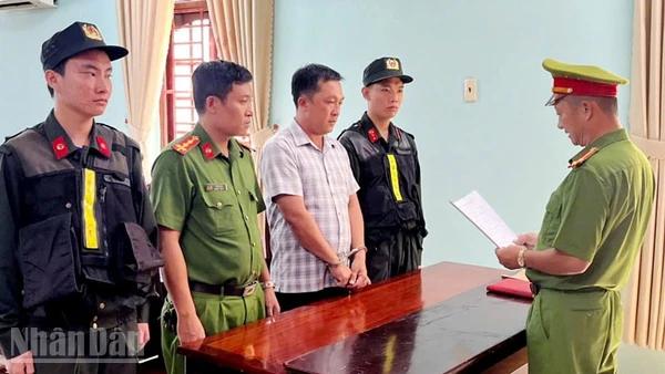 Công an tống đạt các Quyết định khởi tố vụ án, khởi tố bị can đối với Tô Hoàng Dũ. (Ảnh: Cổng thông tin điện tử Công an An Giang)