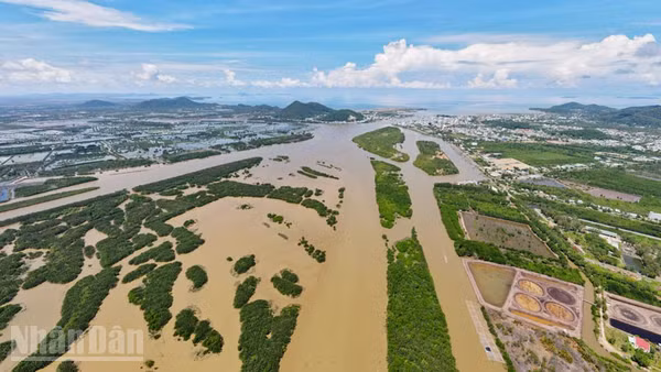 Đầm Đông Hồ nhìn từ trên cao xuống.