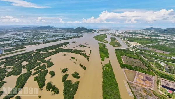 Đầm Đông Hồ nhìn từ trên cao xuống.