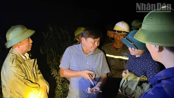 Đồng chí Nguyễn Hoàng Hiệp, Thứ trưởng Nông nghiệp và Môi trường trao đổi với các lực lượng chức năng tại hiện trường sự cố vỡ đập thuỷ điện Bắc Khê 1.