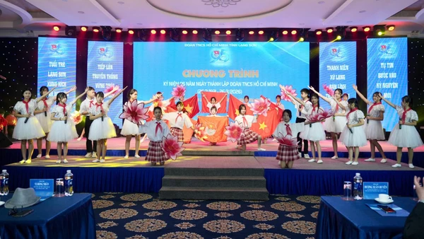 Tiết mục văn nghệ chào mừng kỷ niệm 95 năm Ngày thành lập Đoàn Thanh niên Cộng sản Hồ Chí Minh.