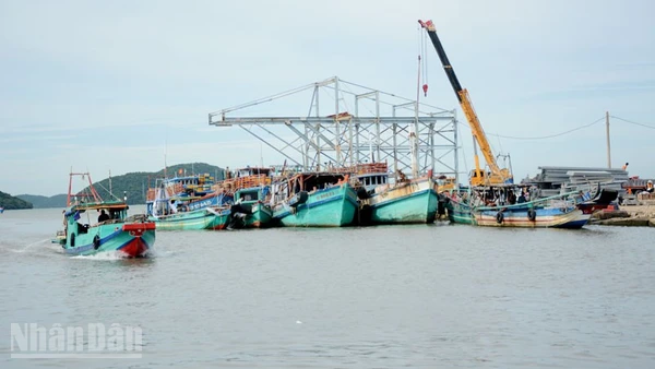 Phương tiện đánh bắt thủy sản trên vùng biển Kiên Lương, tỉnh An Giang.