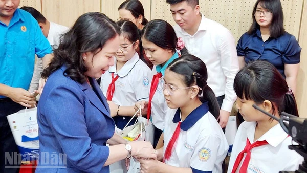 Phó Chủ tịch nước Võ Thị Ánh Xuân tặng quà hỗ trợ trẻ em nghèo vượt khó trên địa bàn tỉnh An Giang.