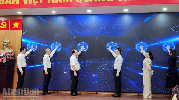 Các đại biểu thực hiện nghi thức bấm nút chính thức ra mắt nền tảng trực tuyến hỗ trợ ươm tạo khởi nghiệp sáng tạo tỉnh An Giang.