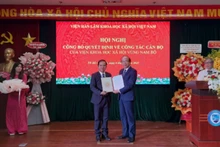 Trao Quyết định bổ nhiệm Phó Giáo sư, Tiến sĩ Vũ Tuấn Hưng giữ chức Viện trưởng Viện Khoa học xã hội vùng Nam Bộ. 