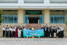 Sinh viên chụp ảnh lưu niệm.