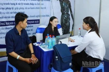 Nhà tuyển dụng phỏng vấn sinh viên tại ngày hội việc làm.