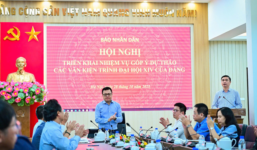 Đồng chí Lê Quốc Minh, Ủy viên Trung ương Đảng, Bí thư Đảng ủy, Tổng Biên tập Báo Nhân Dân, Phó Trưởng Ban Tuyên giáo và Dân vận Trung ương, Chủ tịch Hội Nhà báo Việt Nam chủ trì hội nghị. (Ảnh: BẢO LONG)