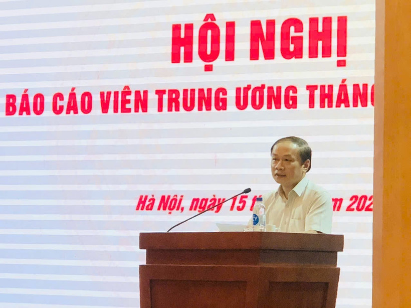 Đồng chí Phạm Tất Thắng, Ủy viên Trung ương Đảng, Phó Trưởng ban Tuyên giáo và Dân vận Trung ương phát biểu tại hội nghị.