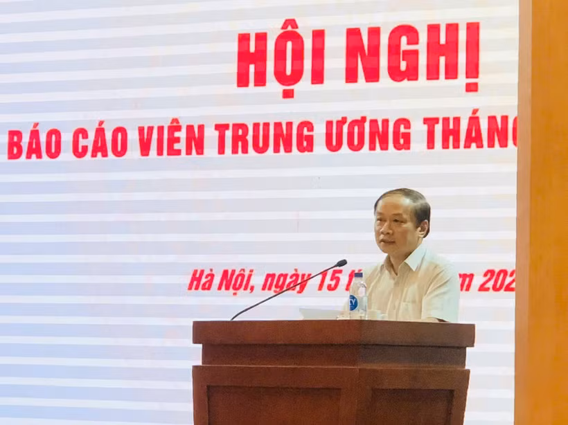 Đồng chí Phạm Tất Thắng, Ủy viên Trung ương Đảng, Phó Trưởng ban Tuyên giáo và Dân vận Trung ương phát biểu tại hội nghị.