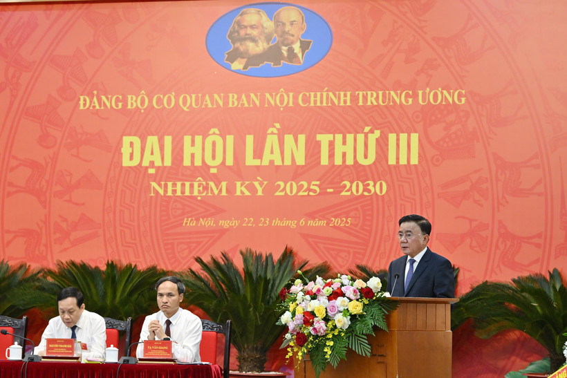 Đồng chí Thường trực Ban Bí thư Trần Cẩm Tú phát biểu chỉ đạo tại Đại hội. (Ảnh: THỦY NGUYÊN)