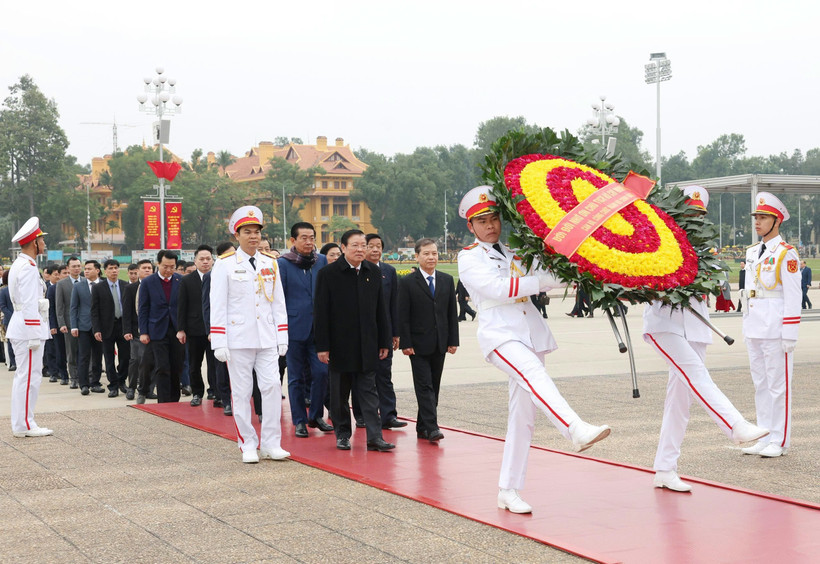 Đoàn cán bộ ngành Nội chính Đảng do đồng chí Phan Đình Trạc, Ủy viên Bộ Chính trị, Bí thư Trung ương Đảng, Trưởng Ban Nội chính Trung ương làm Trưởng đoàn vào Lăng viếng Chủ tịch Hồ Chí Minh. (Ảnh: ĐẶNG PHƯỚC)