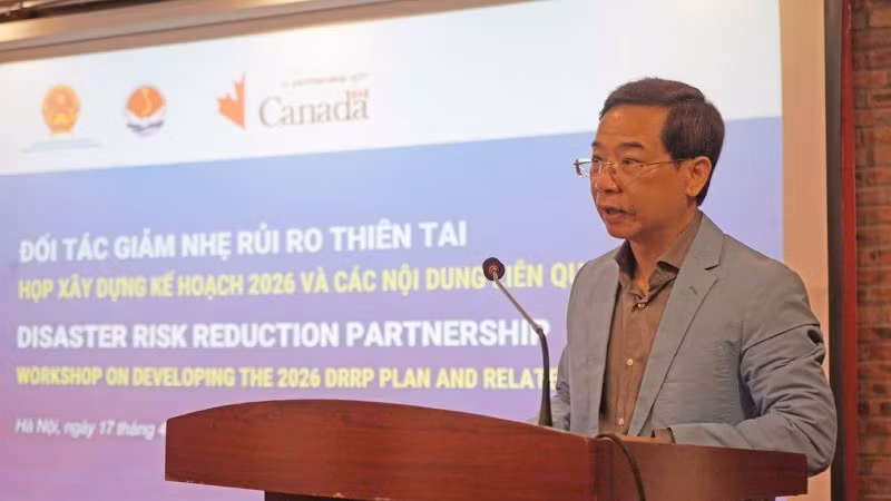 Ông Nguyễn Trường Sơn - Phó Cục trưởng Cục Quản lý đê điều và Phòng, chống thiên tai phát biểu tại cuộc họp.