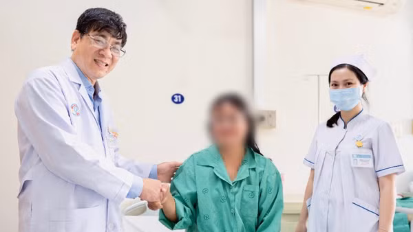 Phó Giáo sư, Tiến sĩ, bác sĩ Huỳnh Quang Khánh chúc mừng bệnh nhân điều trị thành công ung thư vú. 