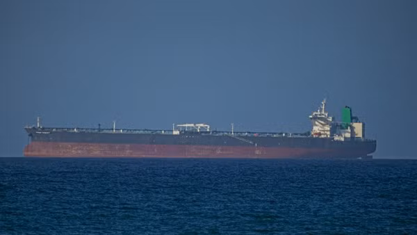 Tàu hàng di chuyển qua eo biển Hormuz ngày 8/4/2026. (Ảnh: AA/TTXVN)