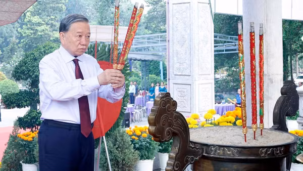 Tổng Bí thư, Chủ tịch nước Tô Lâm dâng hương tưởng niệm các anh hùng liệt sĩ tại Tây Ninh.