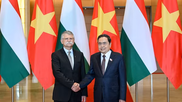 Chủ tịch Quốc hội Trần Thanh Mẫn và Chủ tịch Quốc hội Hungary Kover Laszlo. (Ảnh: ĐĂNG ANH)