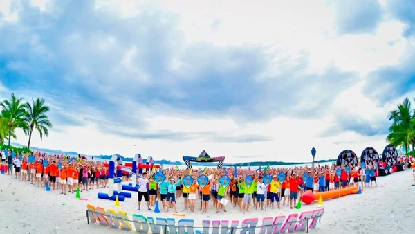 Hoạt động team-building trên bãi biển của một đoàn khách MICE tại Hạ Long, Quảng Ninh. (Ảnh HUỆ VŨ)