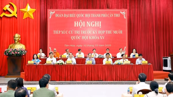 Chủ tịch Quốc hội Trần Thanh Mẫn tiếp xúc cử tri tại xã Tân Hòa, thành phố Cần Thơ. (Ảnh: Doãn Tấn/TTXVN)