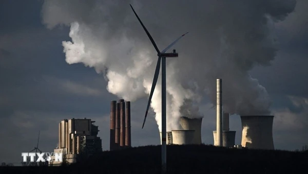 Khói thải bốc lên tại nhà máy điện than RWE. (Ảnh: Getty Images/TTXVN)