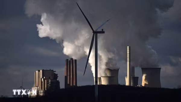 Khói thải bốc lên tại nhà máy điện than RWE. (Ảnh: Getty Images/TTXVN)