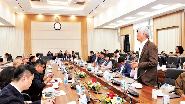 Các cộng tác viên thân thiết góp ý nâng cao chất lượng các ấn phẩm của Báo Nhân Dân. (Ảnh: KHIẾU MINH)