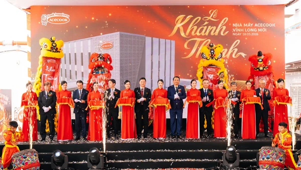 Các đại biểu và ban lãnh đạo Công ty tham gia nghi thức khánh thành nhà máy Acecook Vĩnh Long. 