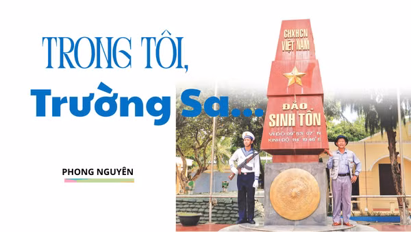 Nhà báo Phong Nguyên bên cột mốc chủ quyền đảo Sinh Tồn.