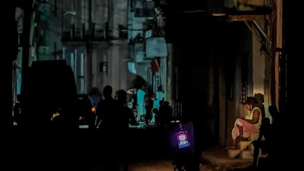 Cảnh mất điện tại La Habana, Cuba, ngày 30/9/2022. (Ảnh: AFP/TTXVN)