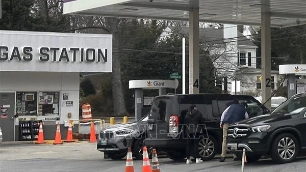 Người dân mua xăng tại một trạm bán lẻ xăng dầu trên Đại lộ Connecticut ở thủ đô Washington của Mỹ. (Ảnh: Ngọc Quang/PV TTXVN tại Mỹ)