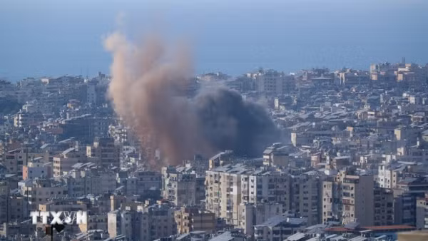 Khói bốc lên từ địa điểm ở ngoại ô Beirut, Liban sau cuộc không kích của Israel. (Ảnh: THX/TTXVN)