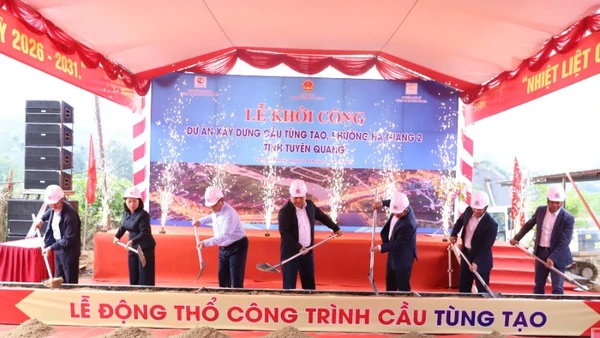 Các đồng chí lãnh đạo tỉnh Tuyên Quang và phường Hà Giang 2 thực hiện nghi thức khởi công xây dựng cầu Tùng Tạo.