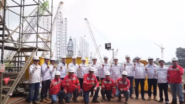 Chủ tịch Hội đồng thành viên Petrovietnam Lê Ngọc Sơn và các đồng chí lãnh đạo Tập đoàn, lãnh đạo các đơn vị thành viên, người lao động quyết tâm hoàn thành dự án Lô B.