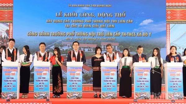 Lãnh đạo các bộ, ngành và tỉnh Quảng Ngãi thực hiện nghi thức khởi công xây dựng trường phổ thông nội trú liên cấp xã biên giới Bờ Y.