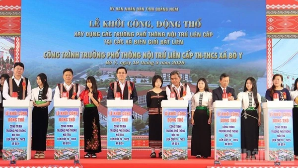 Lãnh đạo các bộ, ngành và tỉnh Quảng Ngãi thực hiện nghi thức khởi công xây dựng trường phổ thông nội trú liên cấp xã biên giới Bờ Y.